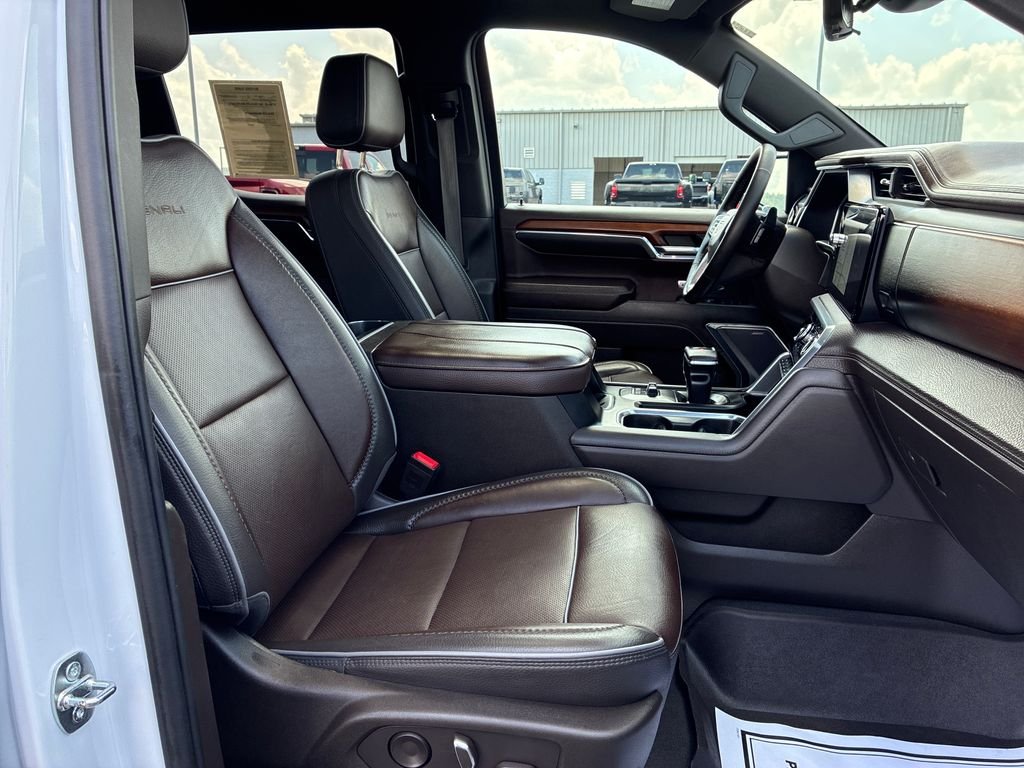 Used 2023 White GMC Denali image 22