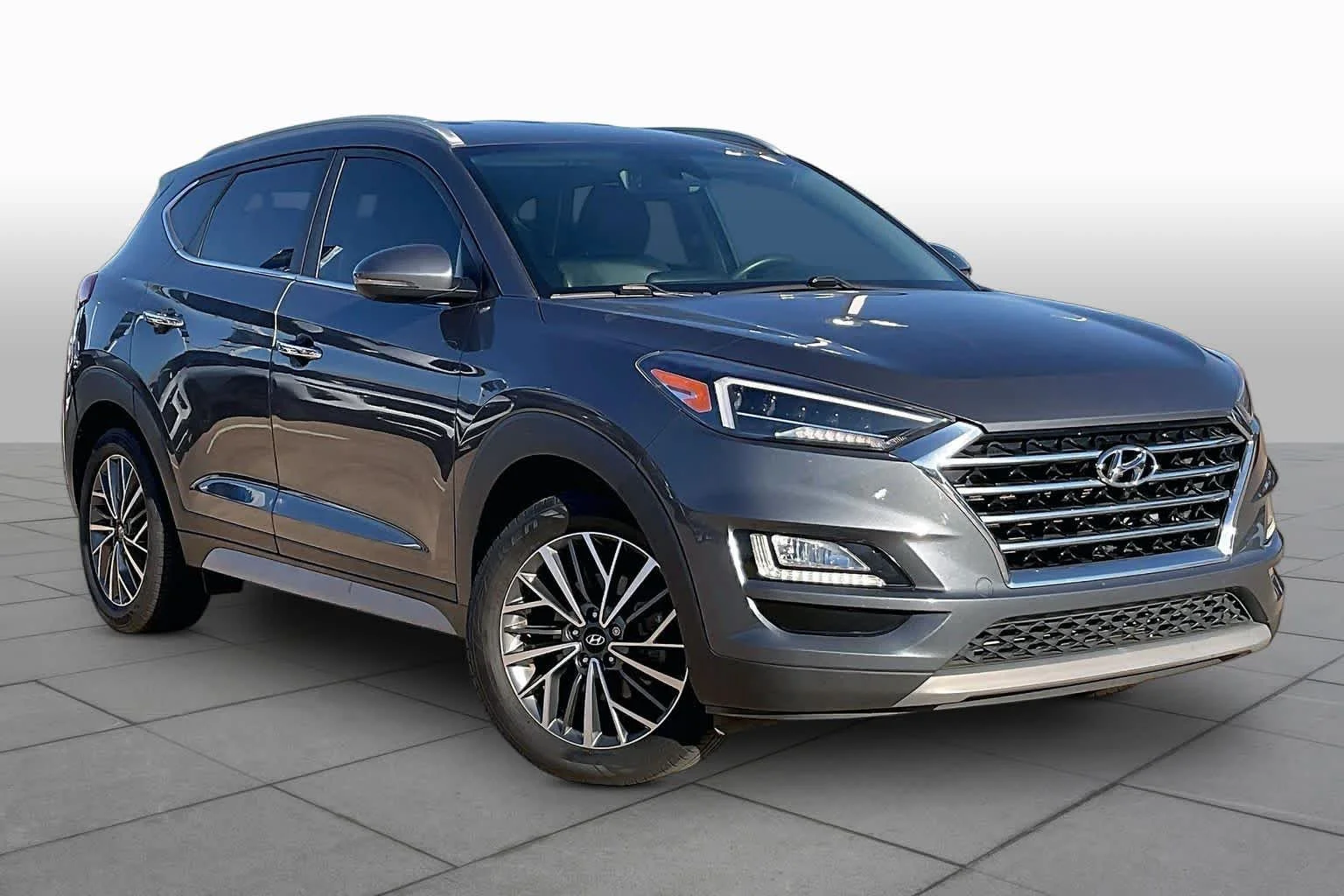 Used 2019 Coliseum Gray Hyundai Limited image 3