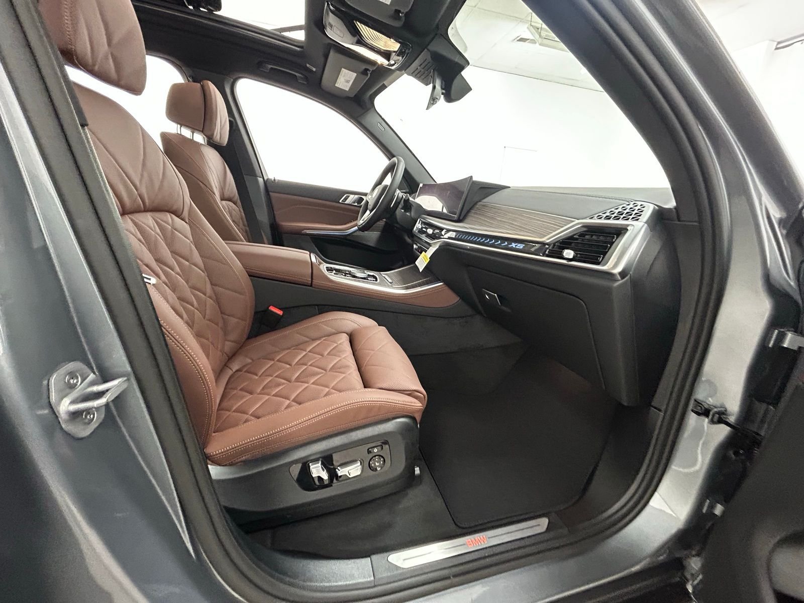 New 2026 Skyscraper Grey Metallic BMW xDrive50e image 42