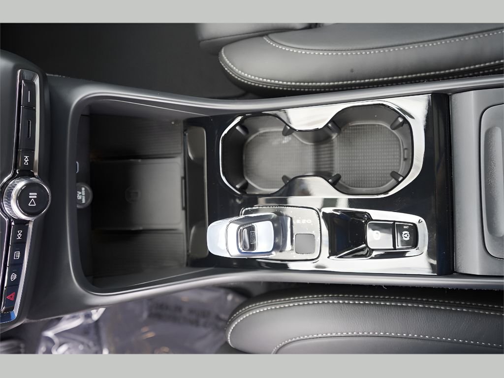2025 Volvo XC40 Plus - Photo 16
