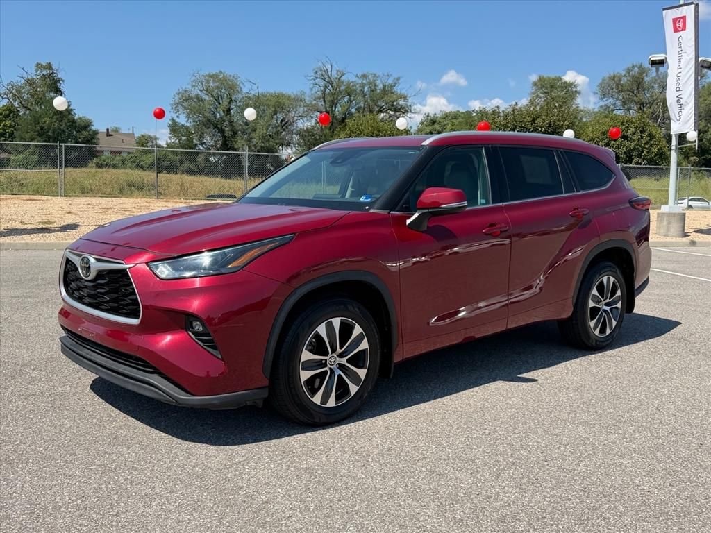 Used 2022 Red Toyota XLE image 9