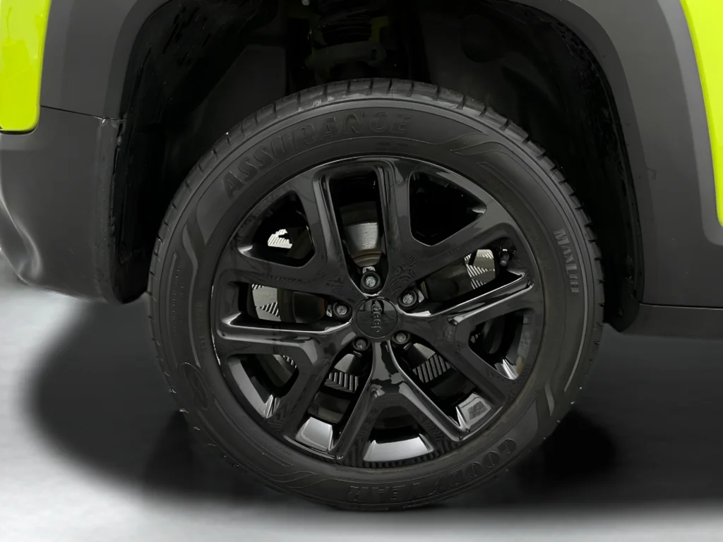 Used 2018 Hypergreen Clearcoat Jeep Latitude image 37