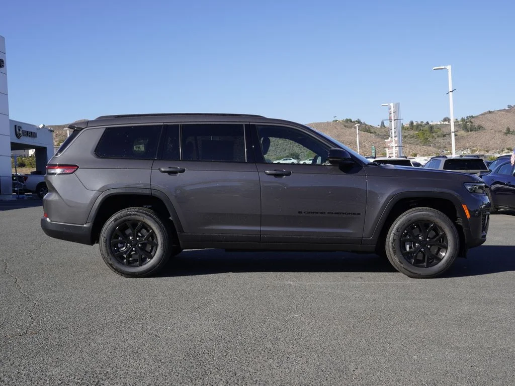 New 2026 Baltic Gray Metallic Clearcoat Jeep Altitude image 2
