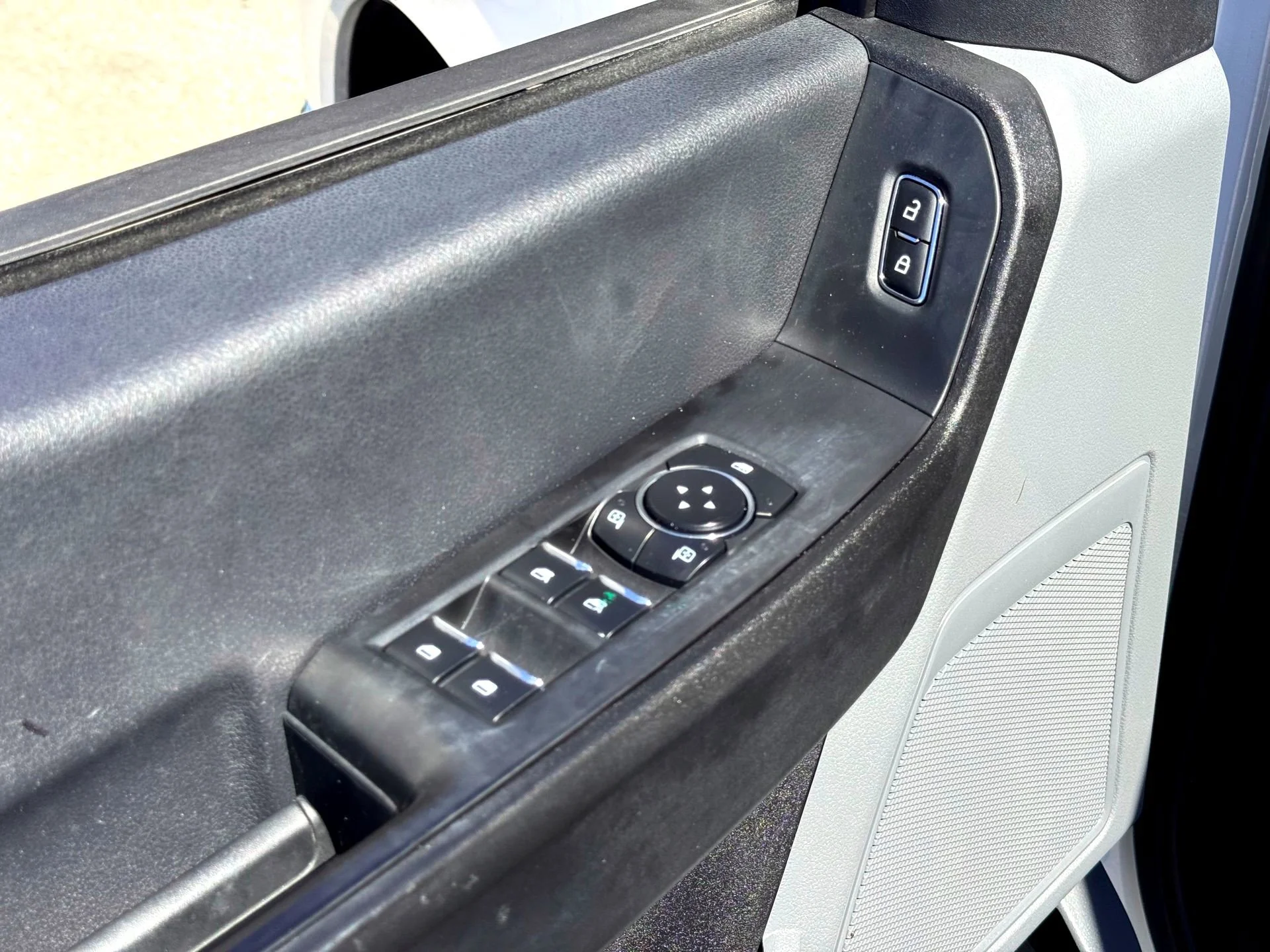 Used 2023  Ford XL image 15