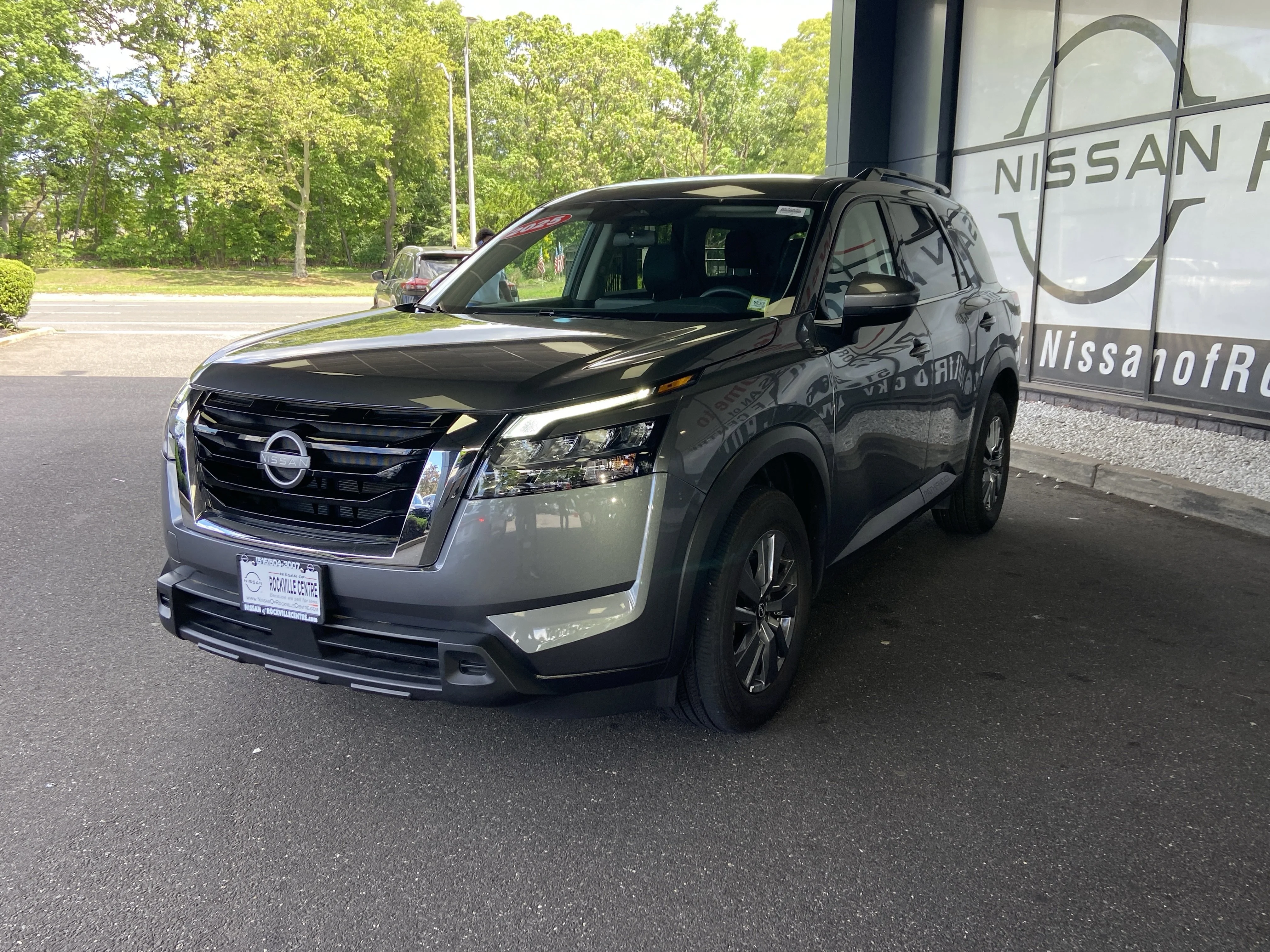 2025 Nissan Pathfinder SV - Photo 8