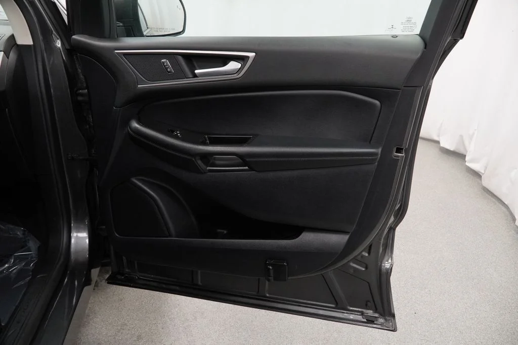 Used 2019 Gray Ford SEL image 27