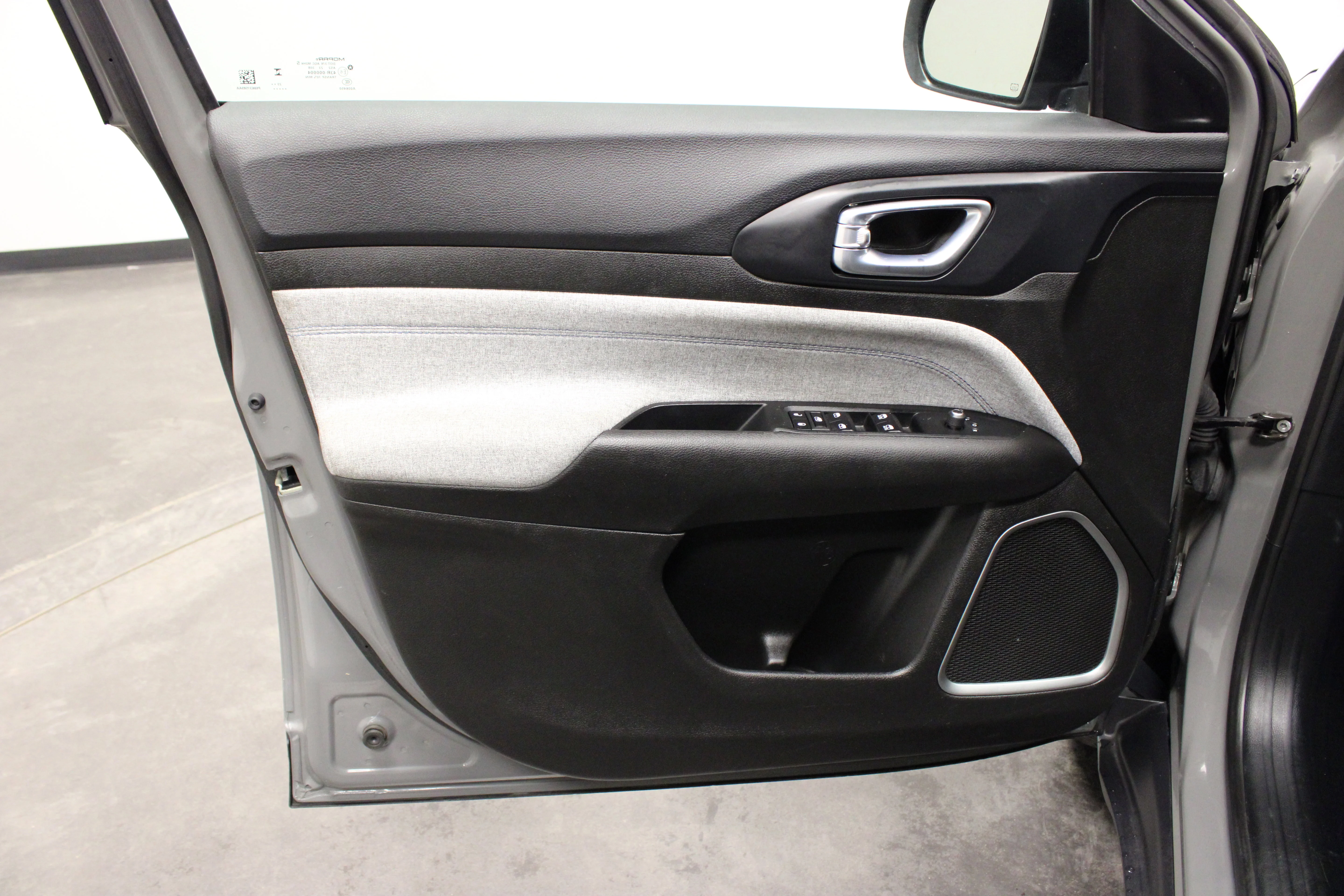Used 2024 Sting-Gray Clearcoat Jeep Latitude image 11