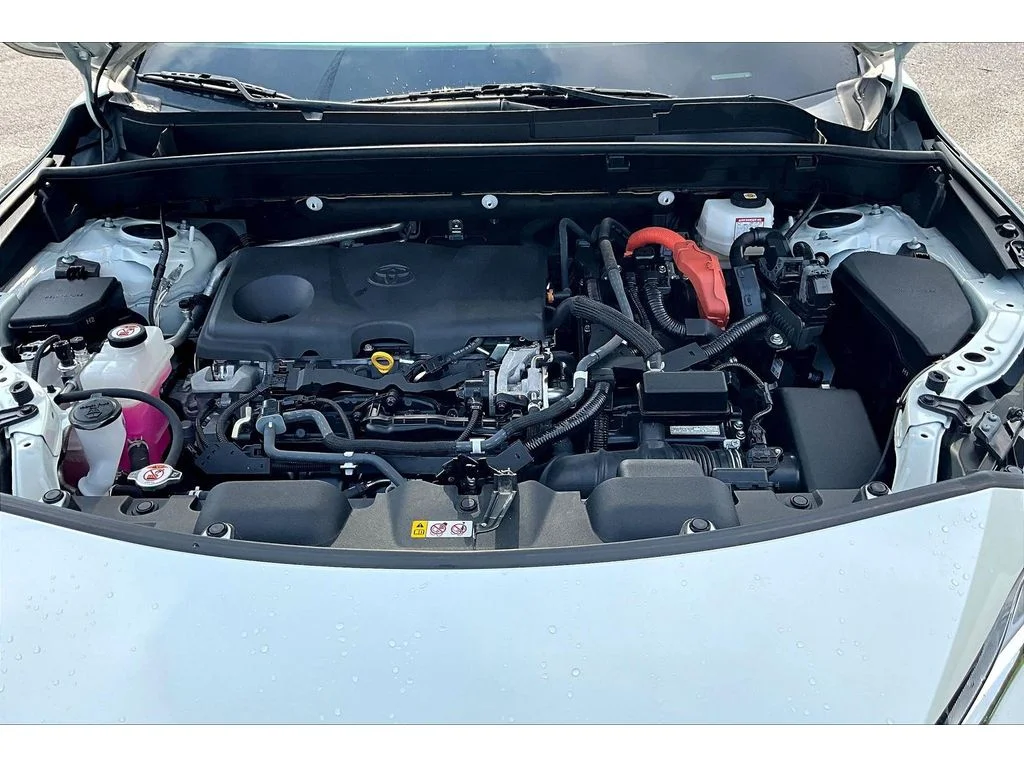 Used 2021  Toyota LE image 8