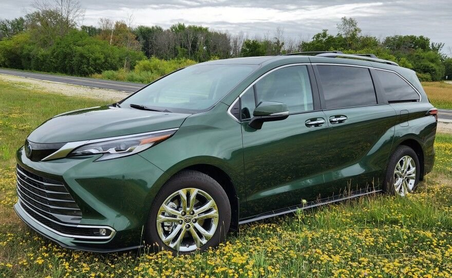2023 Toyota Sienna Platinum 7-Passenger Hybrid AWD's photo