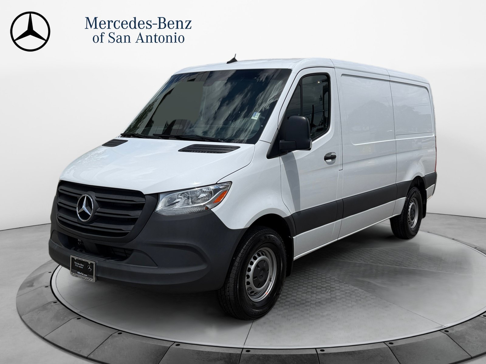 Used 2025  Mercedes-Benz  image 3
