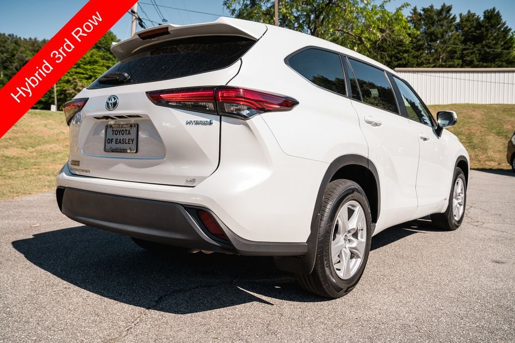 Used 2023 Wind Chill Pearl Toyota LE image 8