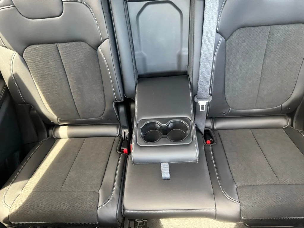 New 2026 Baltic Gray Metallic Clear-Coat Exterior Paint Jeep Laredo image 31
