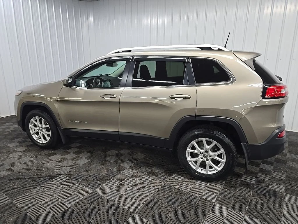 Used 2016 Beige Jeep Latitude image 4