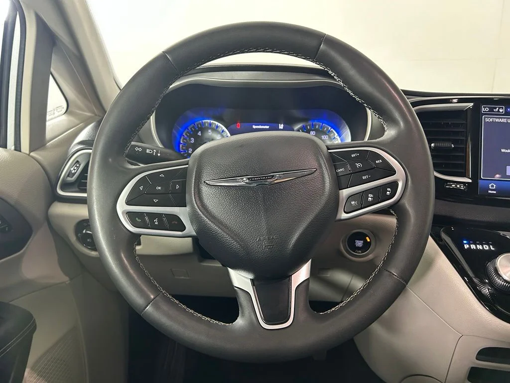 Used 2023 Silver Chrysler Touring L image 5