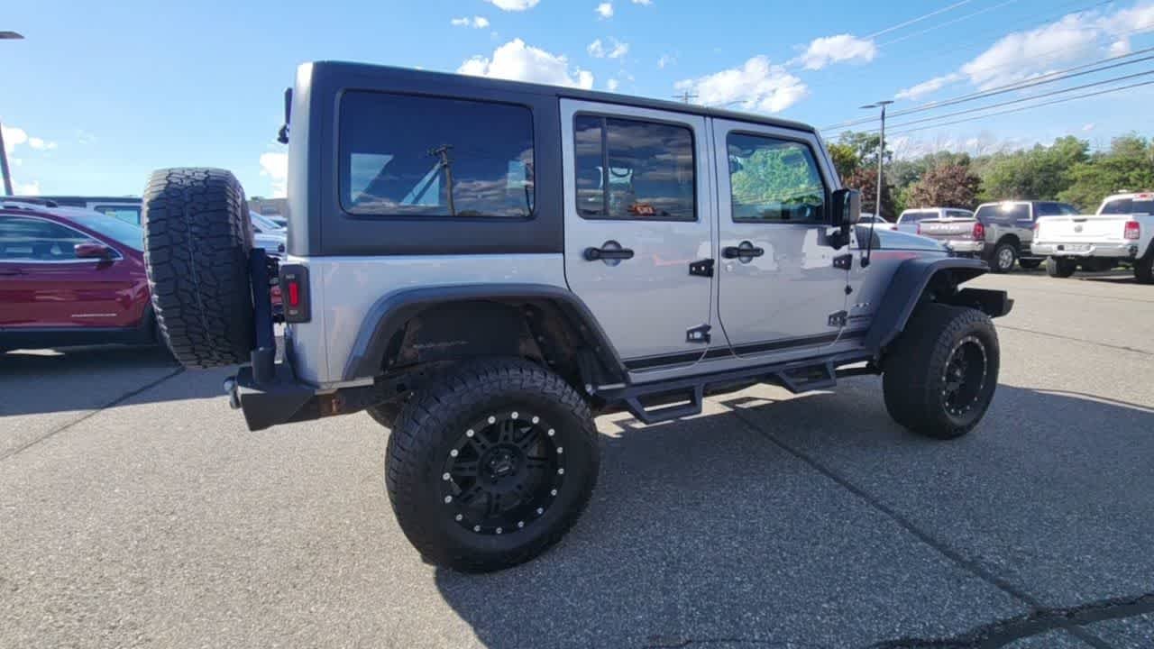 Used 2016 Silver Jeep Sahara image 9