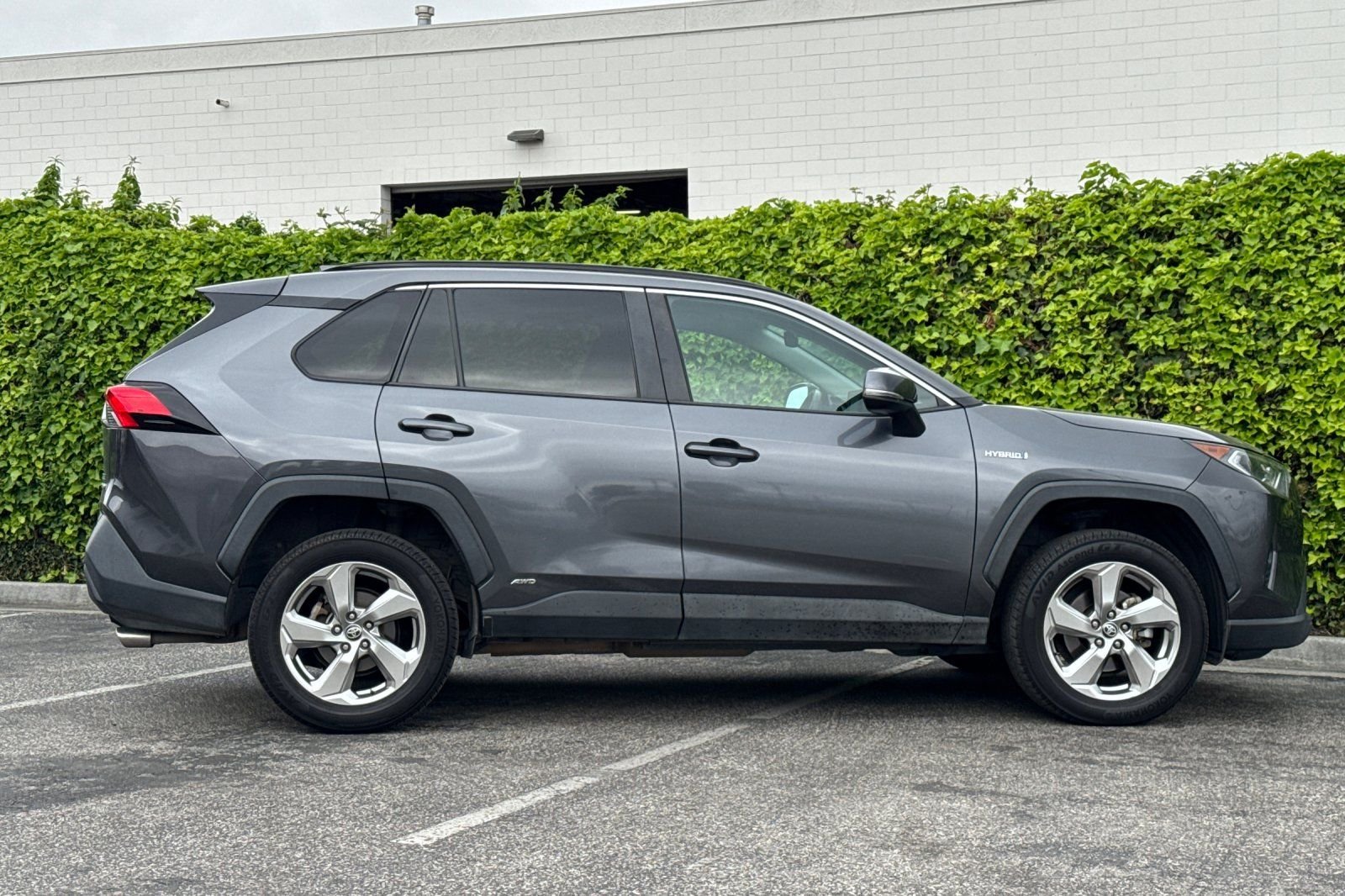 2021 Toyota RAV4 Hybrid XLE Premium photo 3