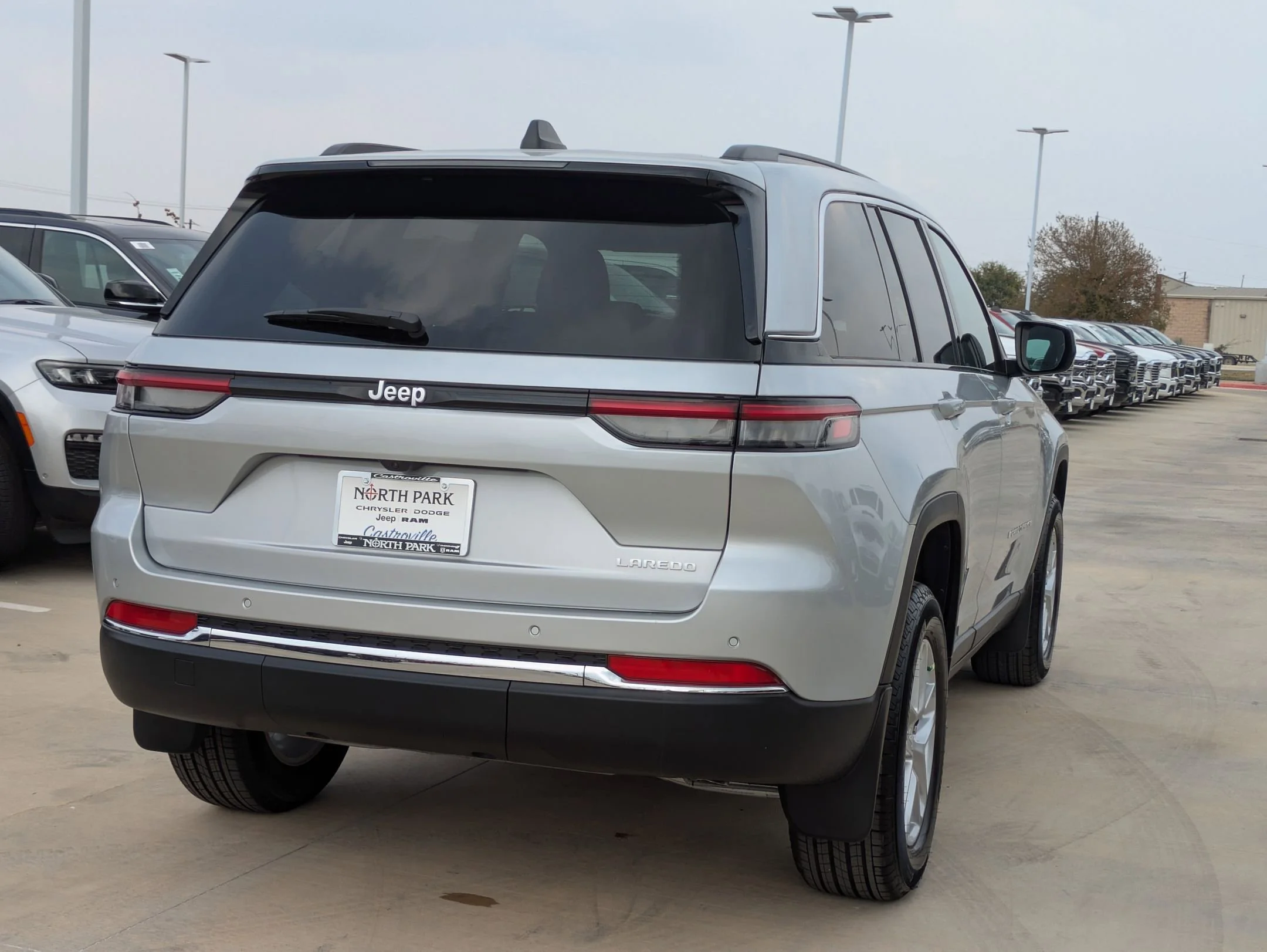 New 2025 Silver Zynith Exterior Paint Jeep Laredo image 3