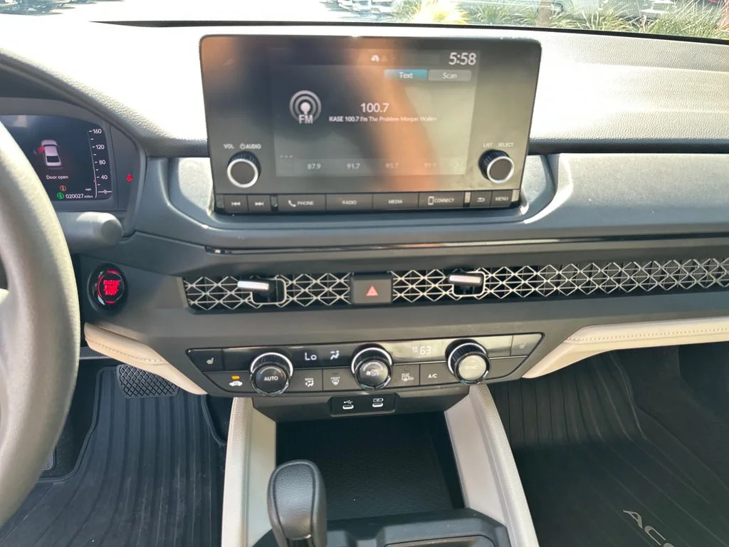 Used 2025 White Honda SE image 25