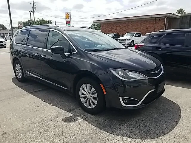 2019 Chrysler Pacifica Touring L's photo