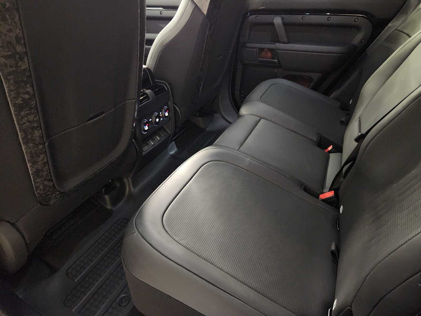 2026 Land Rover Defender OCTA Black - Photo 28