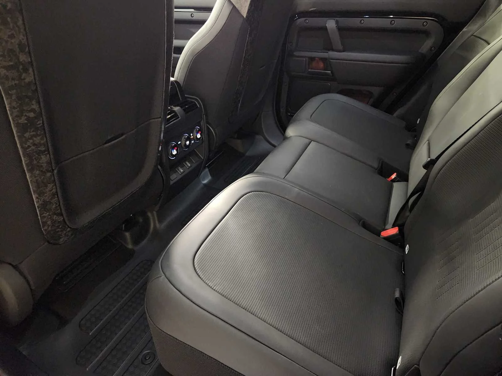 2026 Land Rover Defender OCTA Black - Photo 28