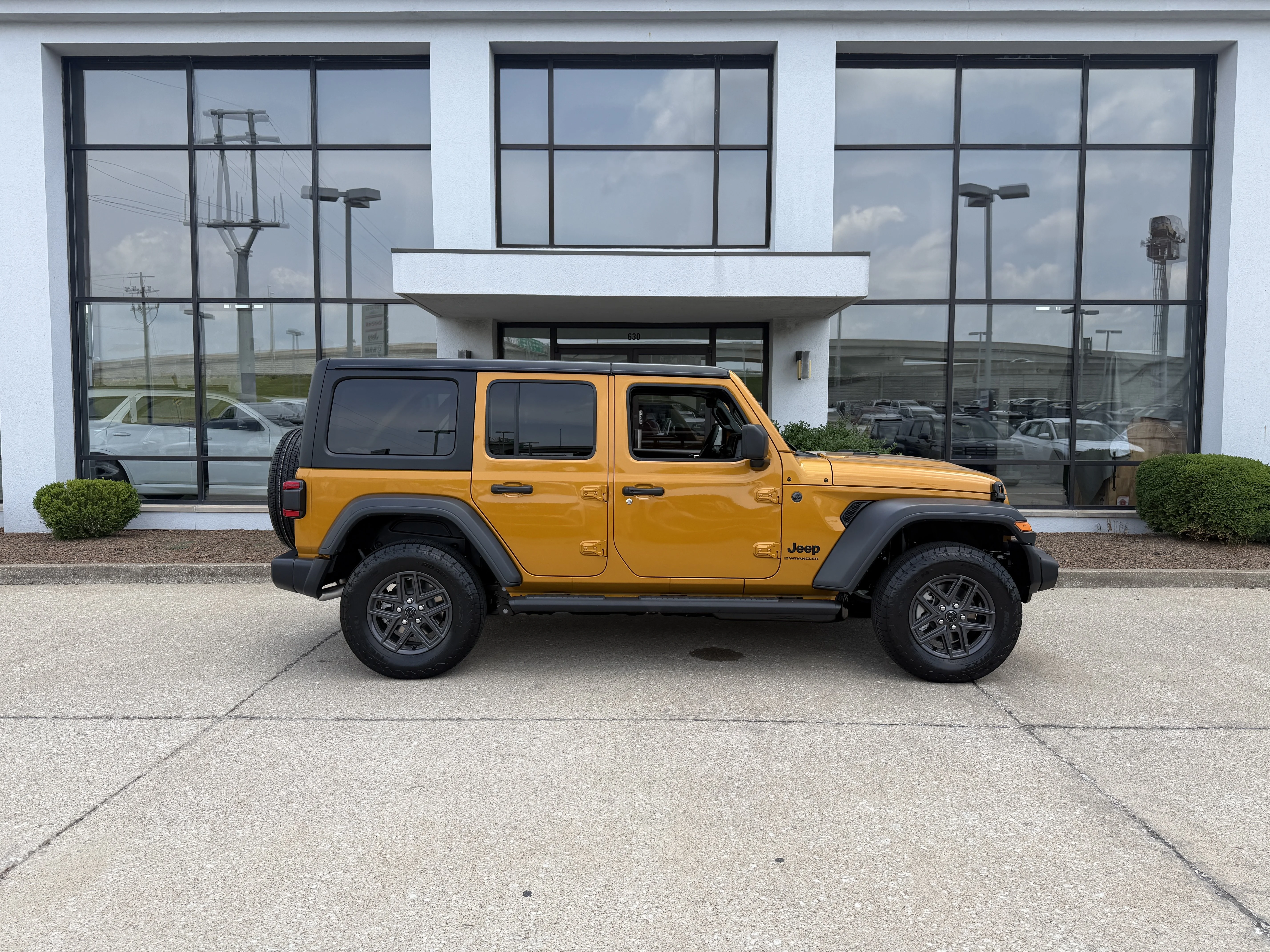 New 2026 Goldilocks Exterior Paint Jeep Sport S image 3