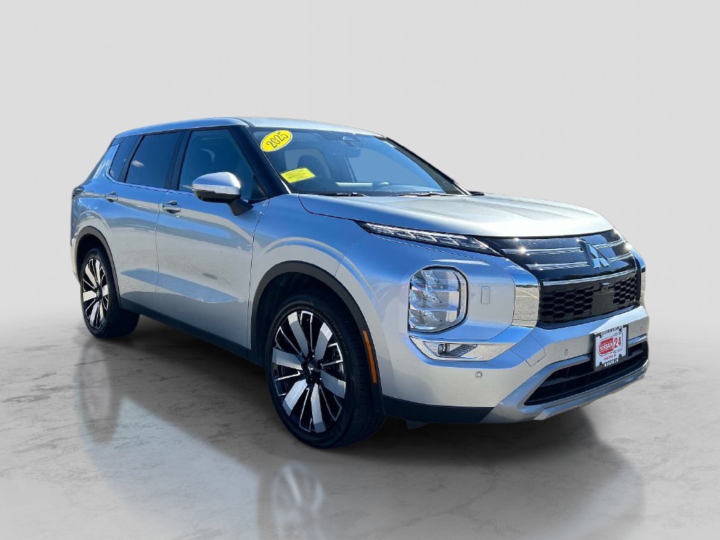 Used 2025 Silver Mitsubishi SE image 7