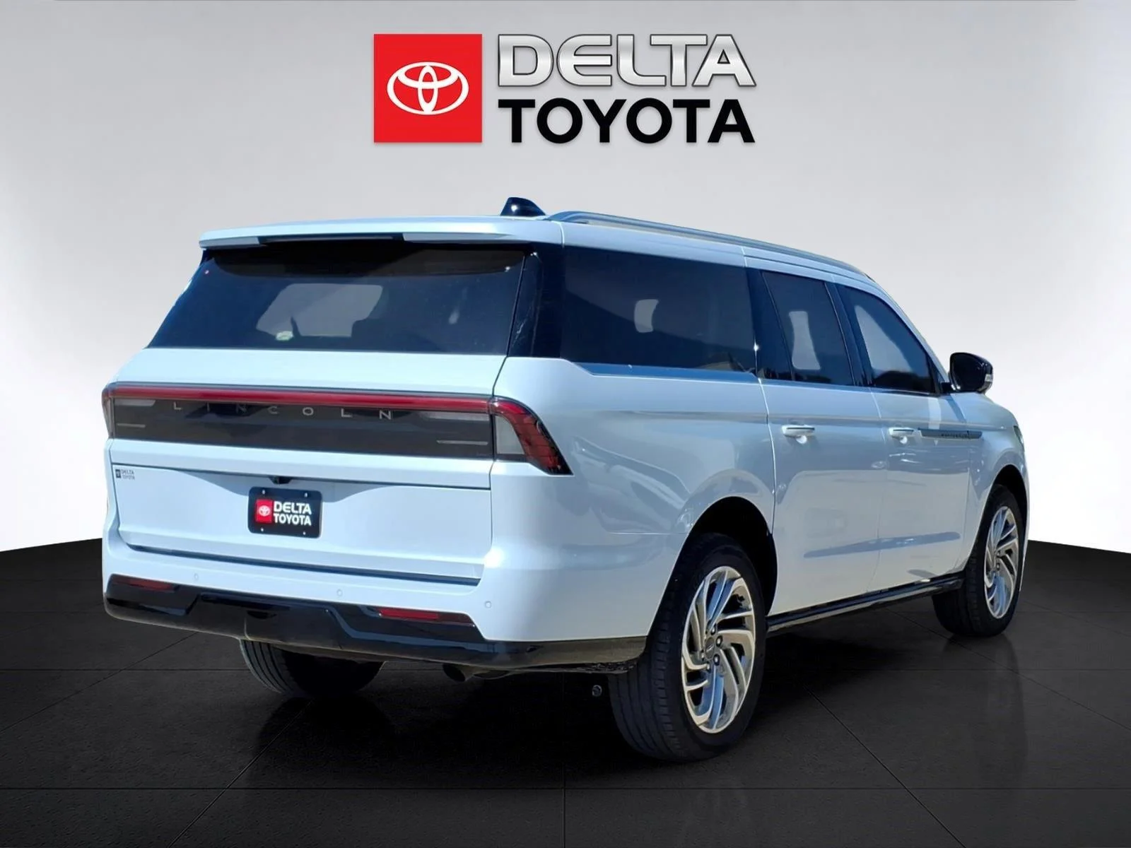 Used 2026 Crystal White Metallic Clearcoat Lincoln Reserve image 5