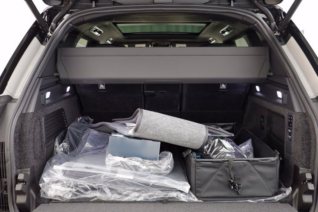 New 2026 Borasco Grey LAND ROVER SV Signature Suite image 24
