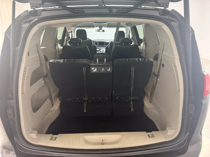 Used 2018 Gray Chrysler Touring L image 8
