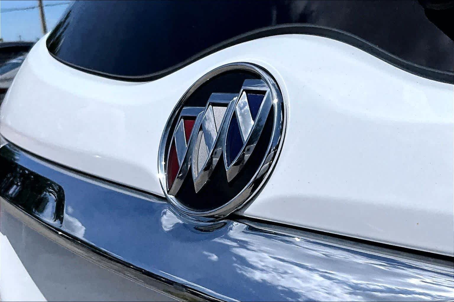 Used 2023 Summit White Buick Essence image 31