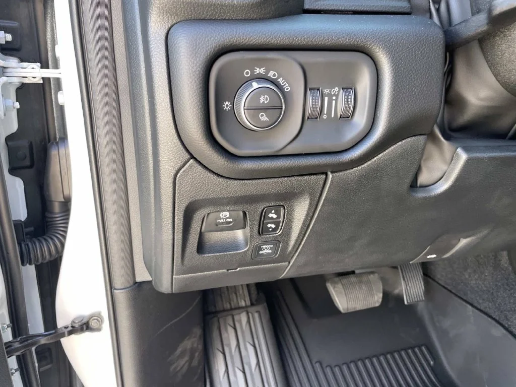 New 2027 Bright White Clear-Coat Exterior Paint RAM Laramie image 31