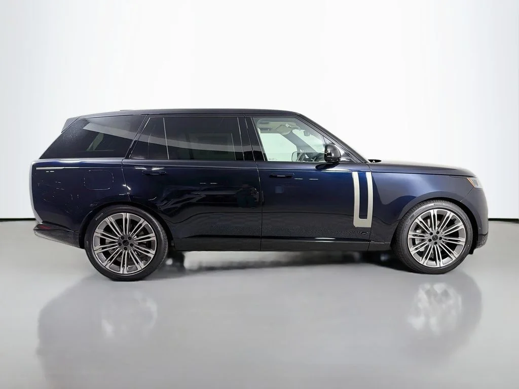 New 2026 Constellation Blue Ultra Metallic Gloss Land Rover SE LWB 7-Seats / V8 image 4