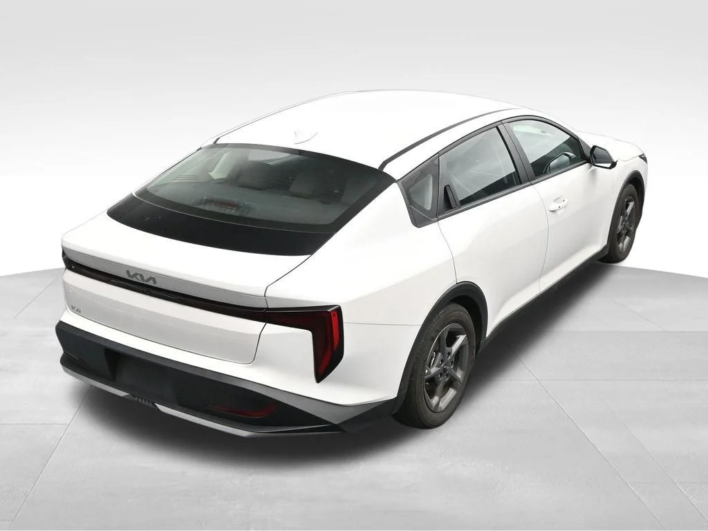 2025 Kia K4 LXS - Photo 32