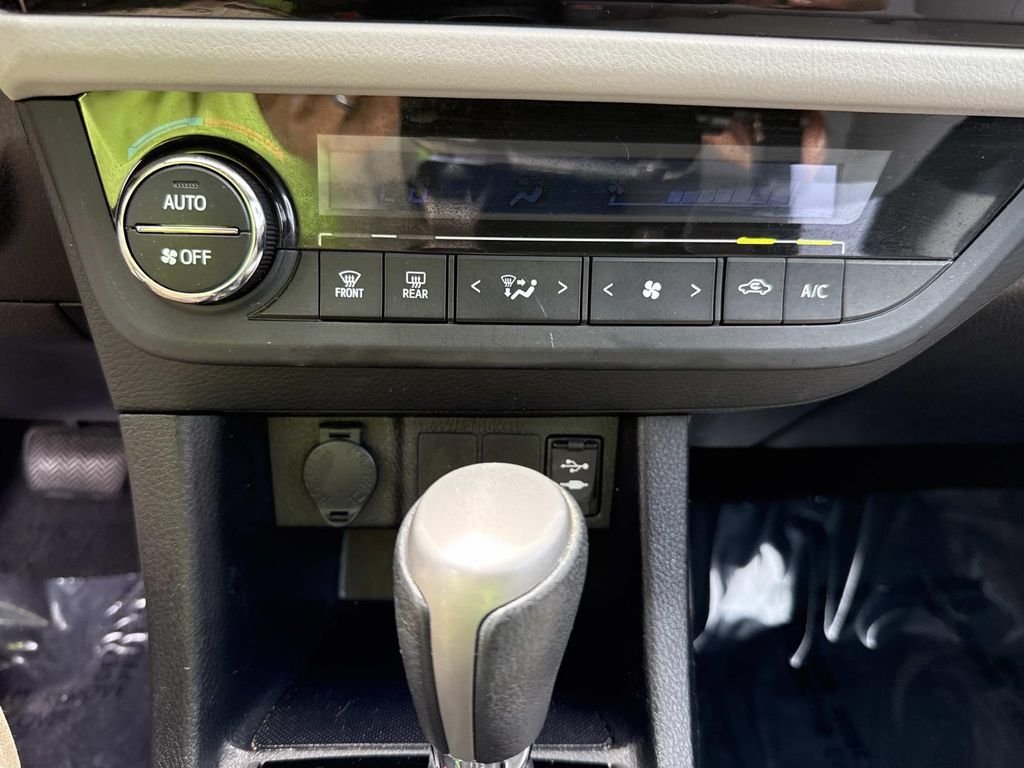 Used 2014 Red Toyota LE image 31