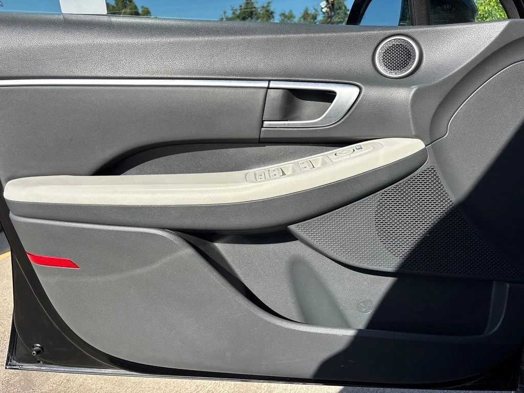 Used 2025 Black Hyundai SEL image 11