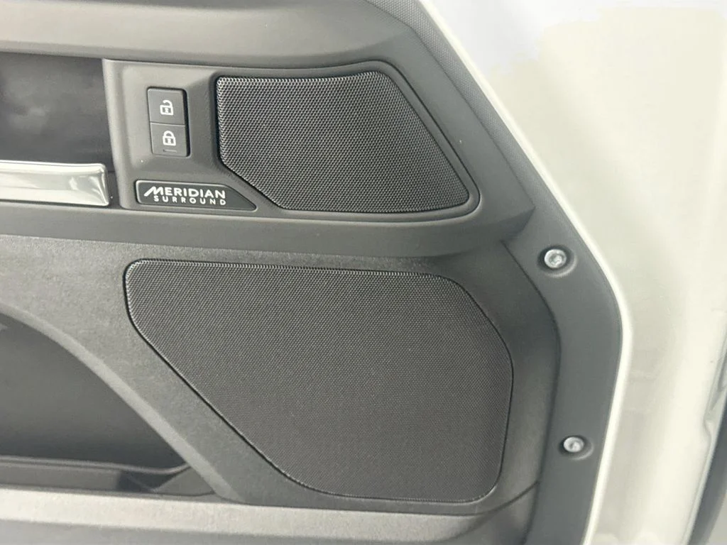 Used 2025 White Land Rover X-Dynamic SE image 17