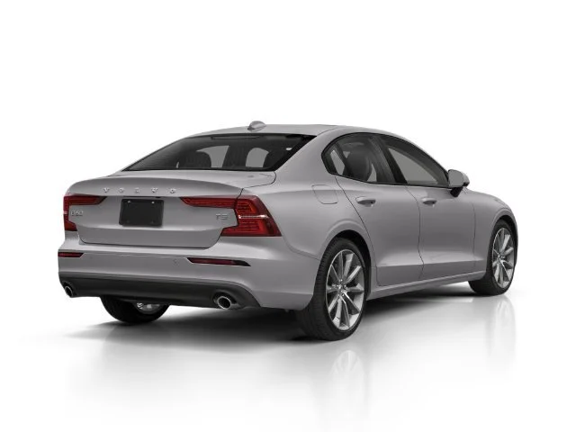 Used 2022 Silver Volvo Momentum image 2
