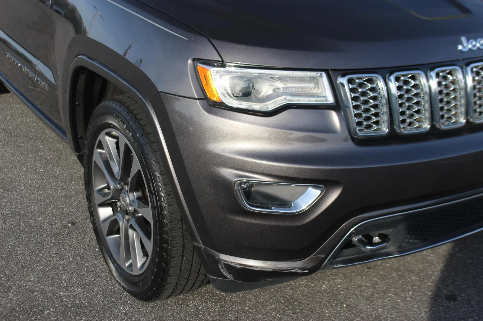 Used 2018 Grey Jeep Overland image 9