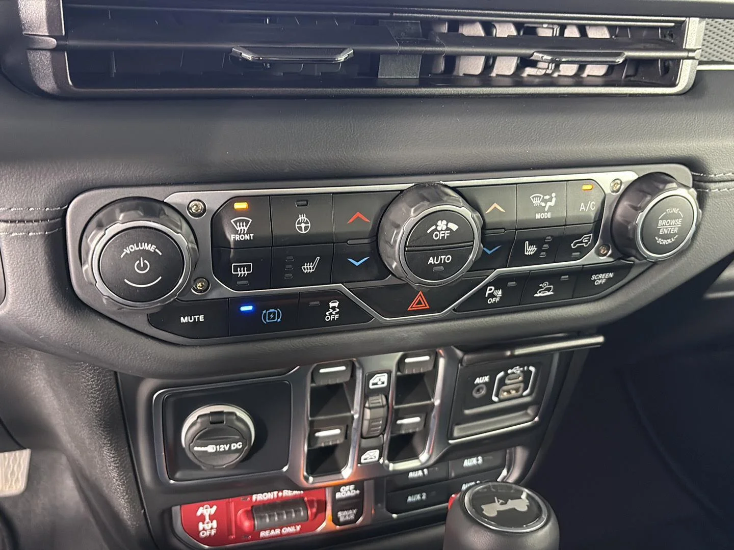 Used 2025 Bright White Clearcoat Jeep Rubicon X image 38