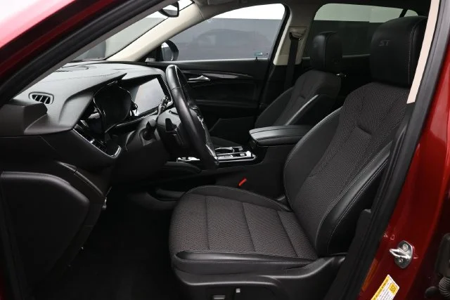Used 2022 Red Buick Preferred image 10