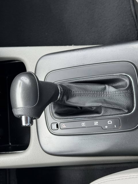 Used 2015 White Kia LX image 26