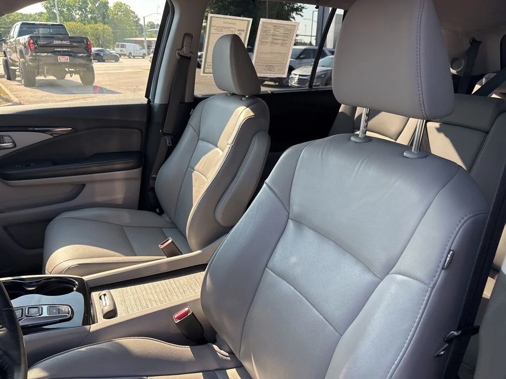 Used 2017  Honda Touring image 14