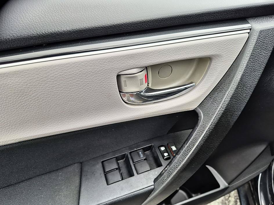 Used 2018  Toyota L image 13