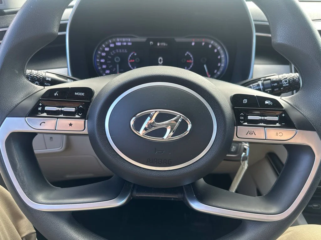 Used 2022 Silver Hyundai SE image 27