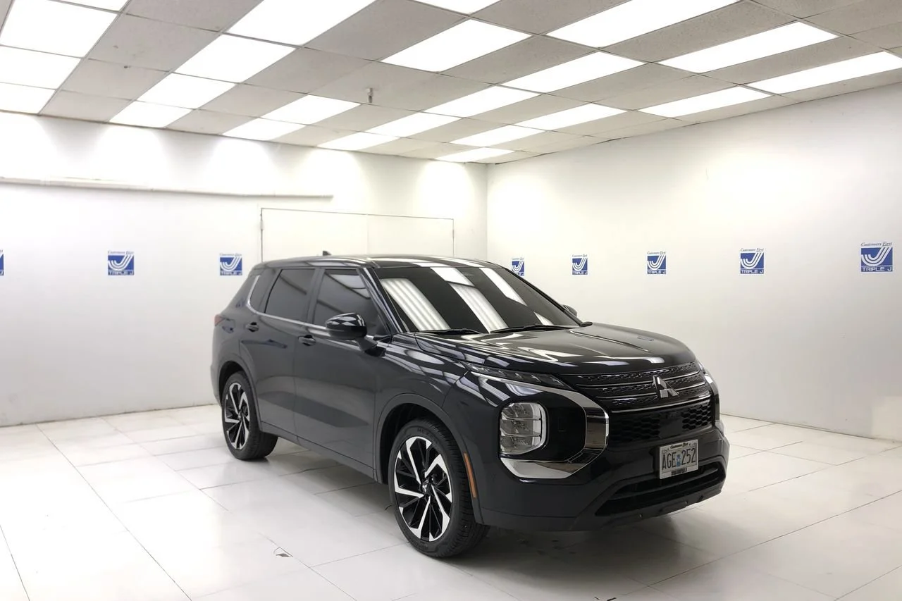 2022 Mitsubishi Outlander ES S-AWC's photo