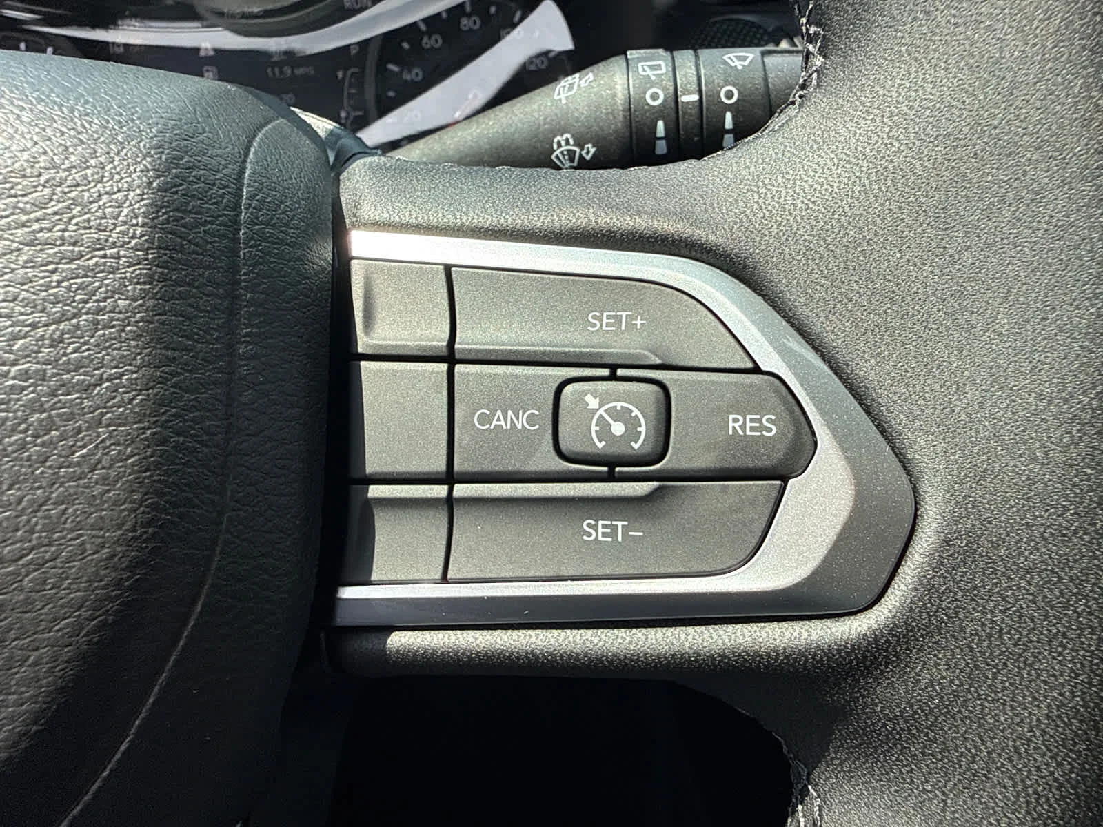 New 2026 Diamond Black Crystal Pearl-Coat Exterior Paint Jeep Latitude image 16