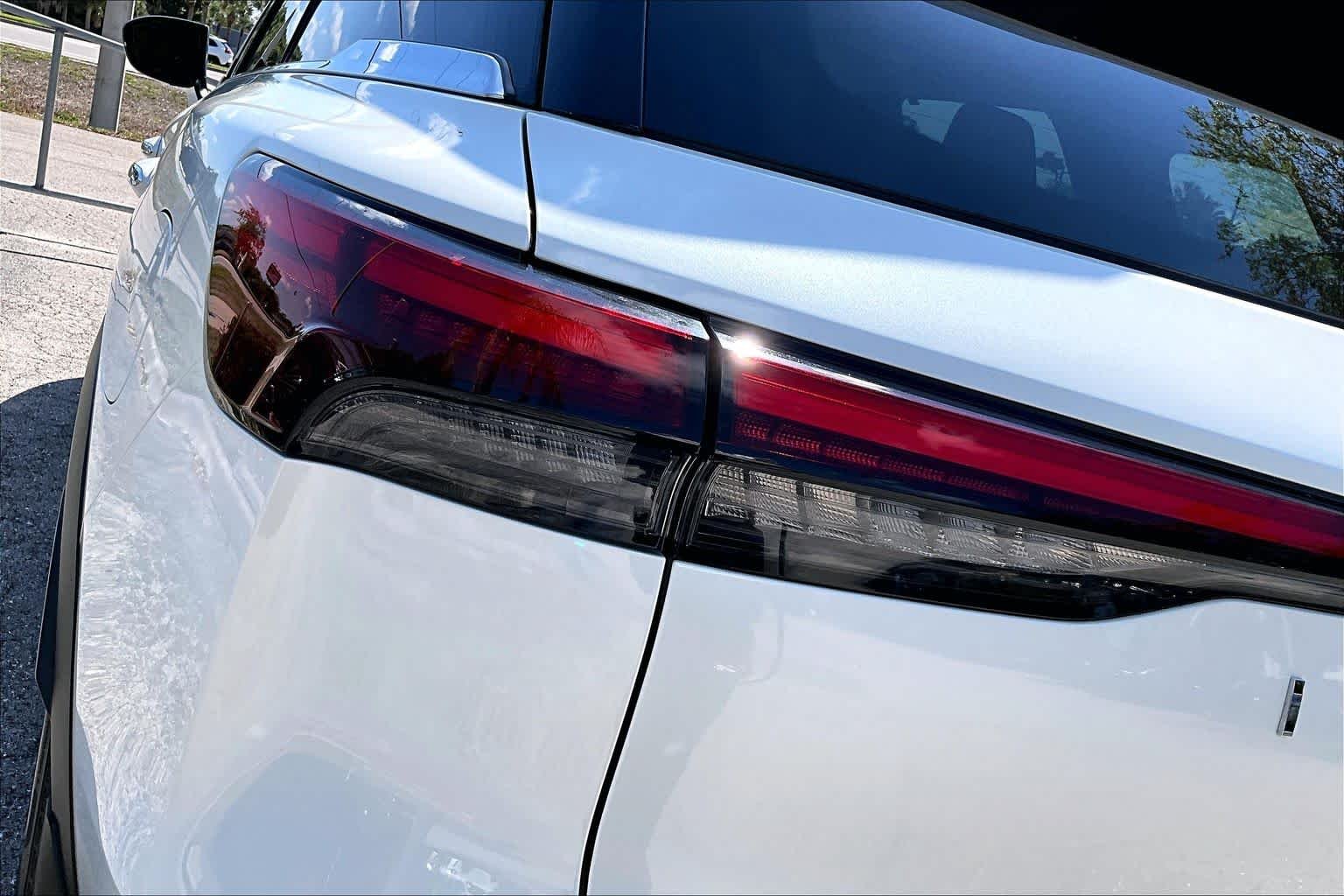 Used 2024 Majestic White INFINITI LUXE image 29