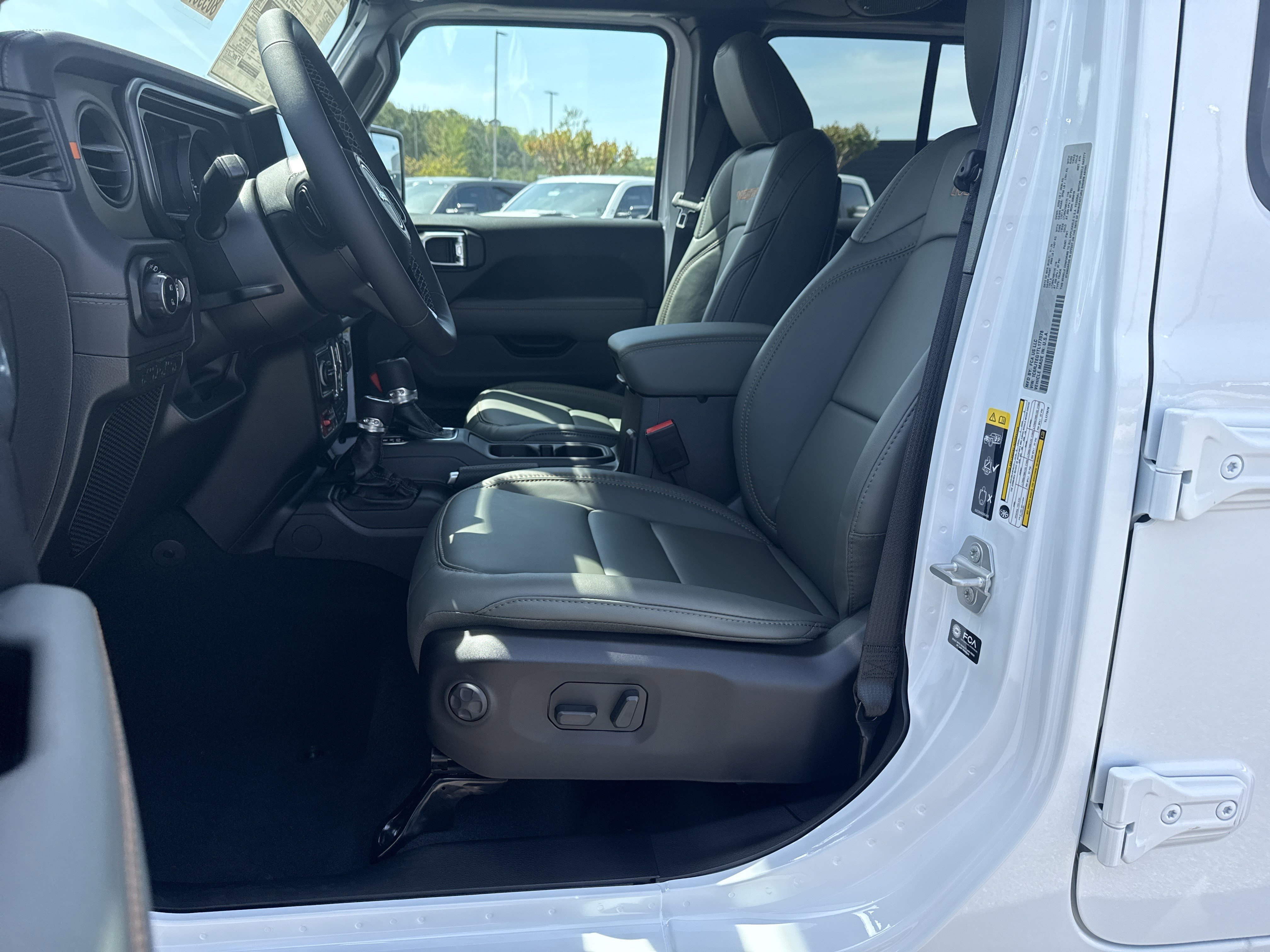 New 2026 Bright White Clear-Coat Exterior Paint Jeep Mojave X image 9