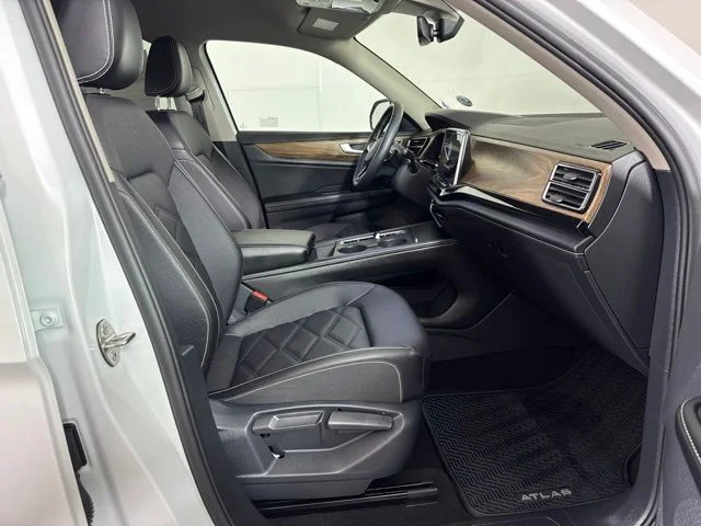 Used 2026 White Volkswagen SE image 4